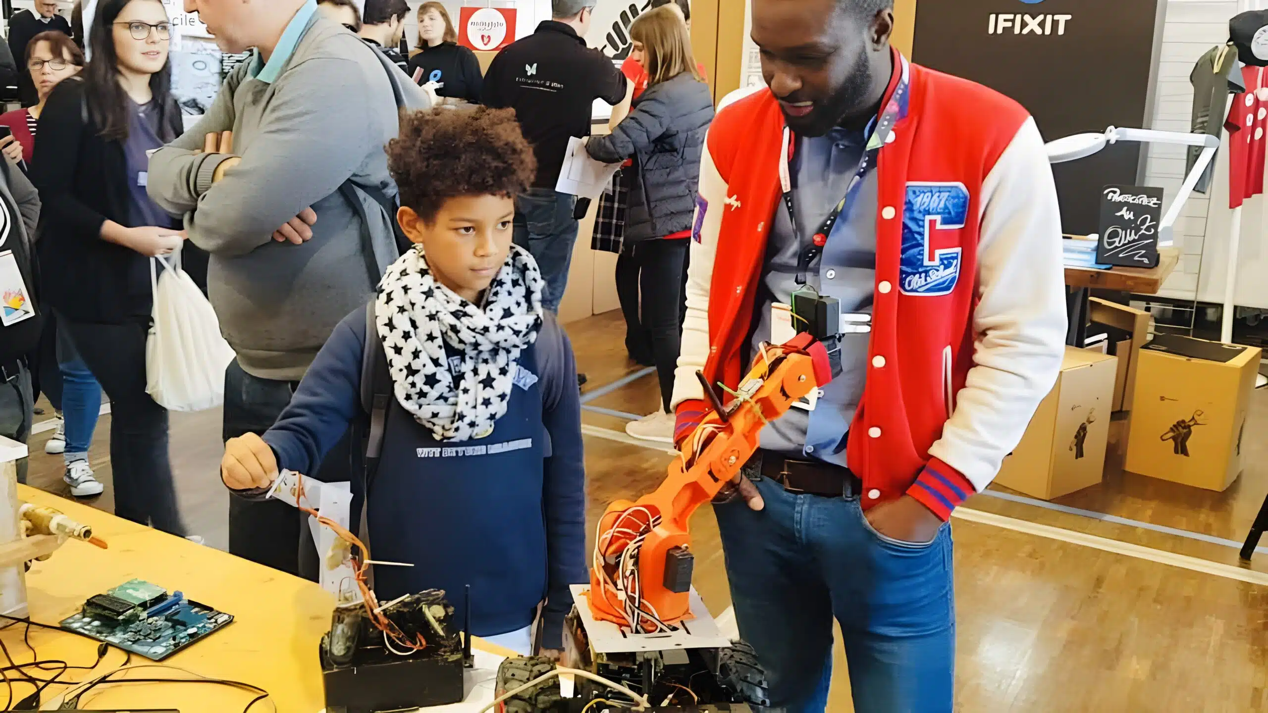 Serigne Saliou Diop avec enfant et robot